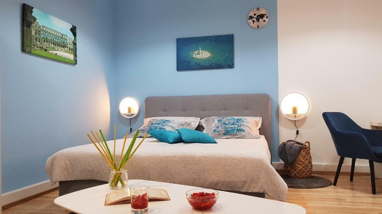 Holiday Home Blue Door In PUY מראה חיצוני תמונה