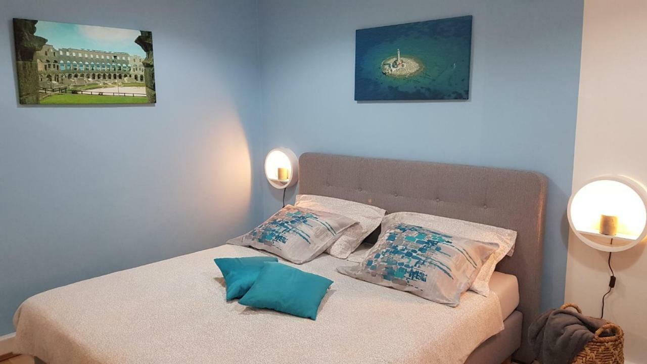 Holiday Home Blue Door In PUY מראה חיצוני תמונה